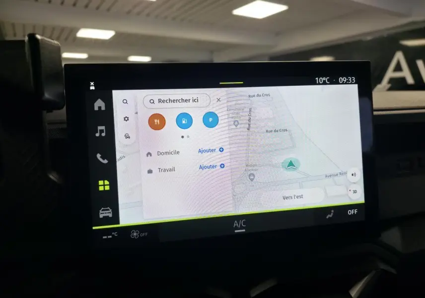 Écran tactile central 10 pouces du Dacia Duster 1.6 Hybrid 2025 affichant la navigation connectée.