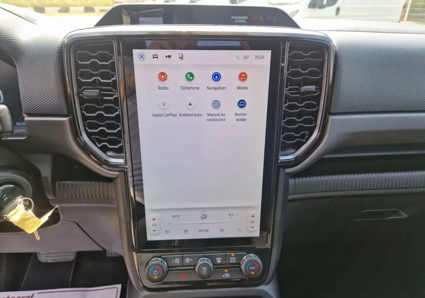 Vue rapprochée de la console centrale du Ford Ranger Super Cabine 2026, écran tactile 12,4 pouces avec interface Sync 4.