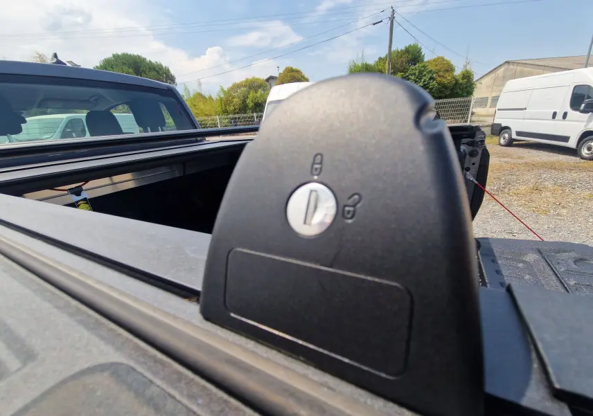 Gros plan sur le verrouillage du rideau de plateau rigide gris carbone du Ford Ranger Super Cabine, vue arrière côté gauche.