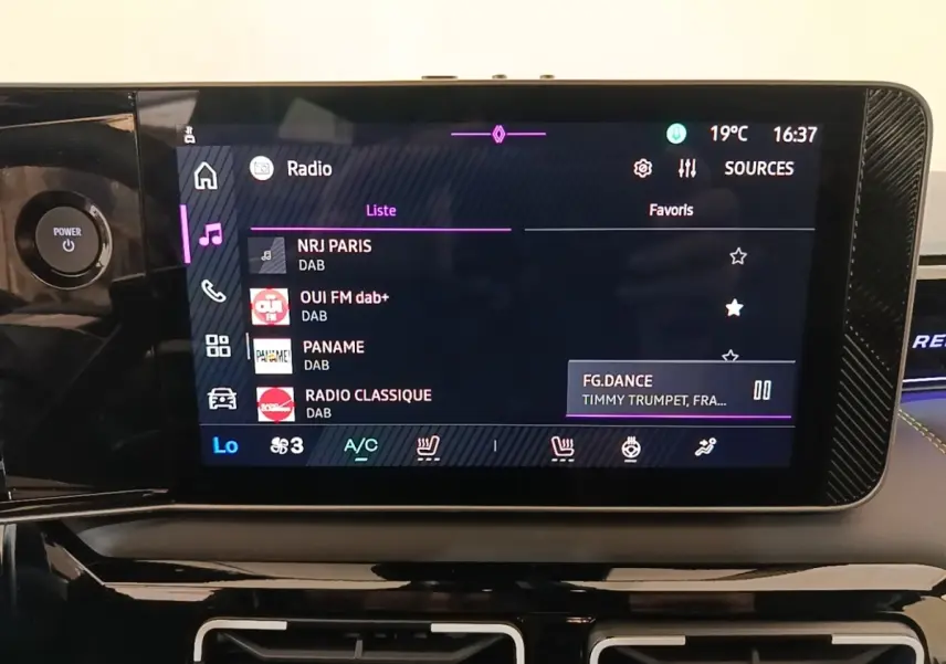 Écran tactile central affichant les radios DAB dans l'habitacle noir du Renault R5 Iconic Cinq 2024.