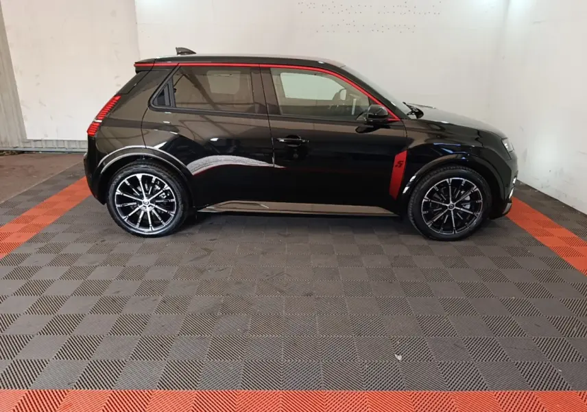 Profil côté gauche d'une Renault R5 Iconic 2024 noire avec détails rouges et jantes noires stylisées.
