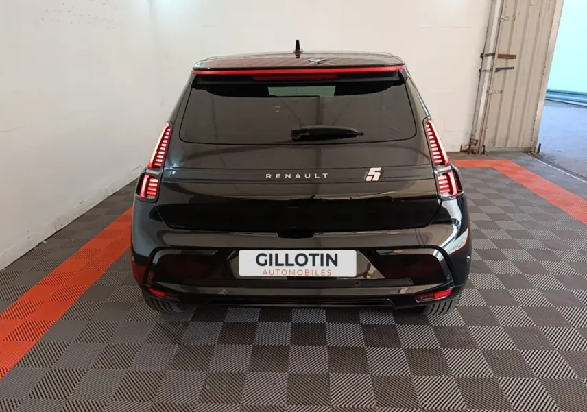 Vue arrière d'une Renault R5 Iconic 2024 noire avec feux LED verticaux et logo "5" distinctif sur hayon.