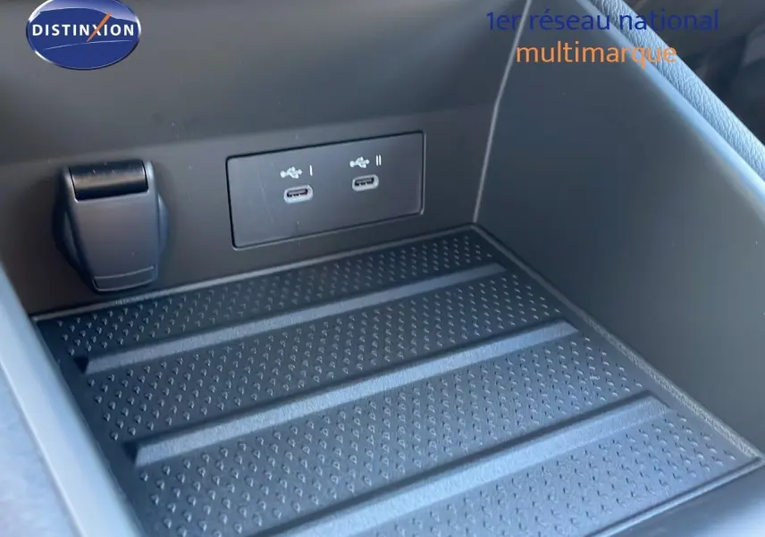 Gros plan sur la console centrale du Renault Captur E-Tech Hybrid 2025 montrant deux ports USB-C intégrés.