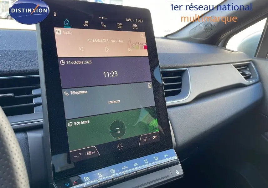Intérieur du Renault Captur E-Tech 2025 montrant l'écran tactile central et la planche de bord côté passager.