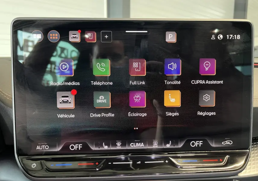 Écran tactile central du CUPRA Formentor 2025 affichant le menu principal avec icônes colorées, intérieur gris clair.