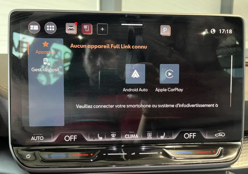 Écran tactile central du CUPRA Formentor 2025 affichant les options Android Auto et Apple CarPlay, avec commandes climatisation en bas.