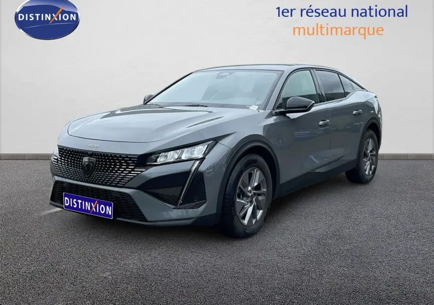 Peugeot 408 gris selenium métal vue 3/4 avant droit, avec calandre noire et phares LED distinctifs.