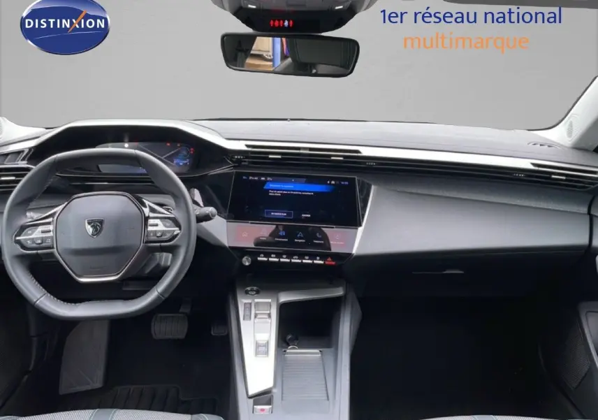 Vue intérieure avant du tableau de bord et volant de la Peugeot 408 gris selenium metal avec écran tactile central et console moderne.