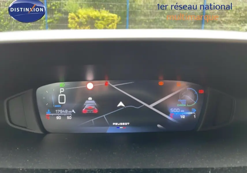 Affichage numérique du tableau de bord de la Peugeot 408 gris selenium, montrant la vitesse, la navigation et les alertes.
