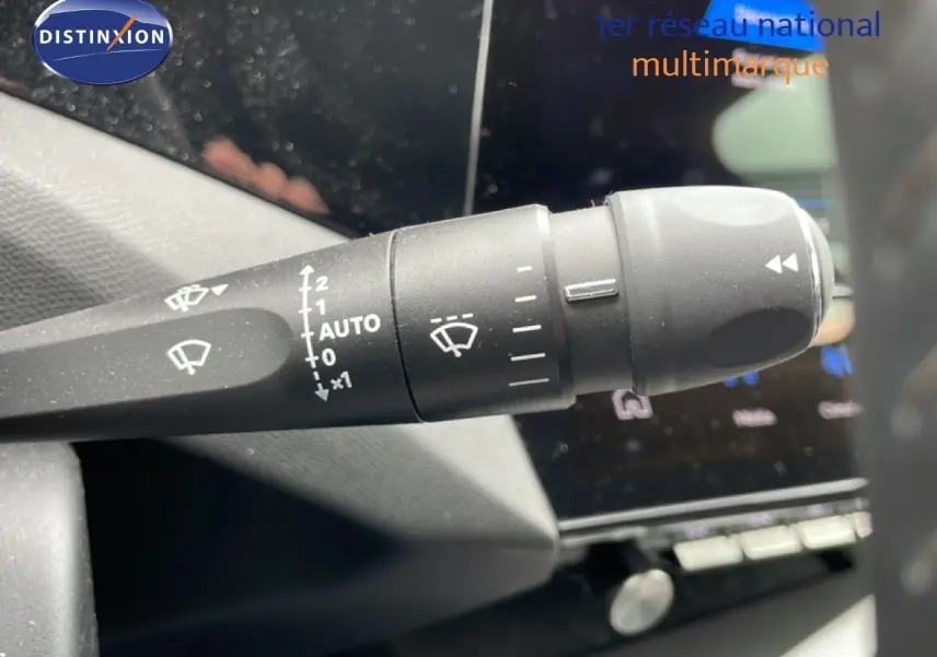 Gros plan sur la commande d’essuie-glace côté droit dans l’habitacle gris noir du Peugeot 408 gris selenium 2025.