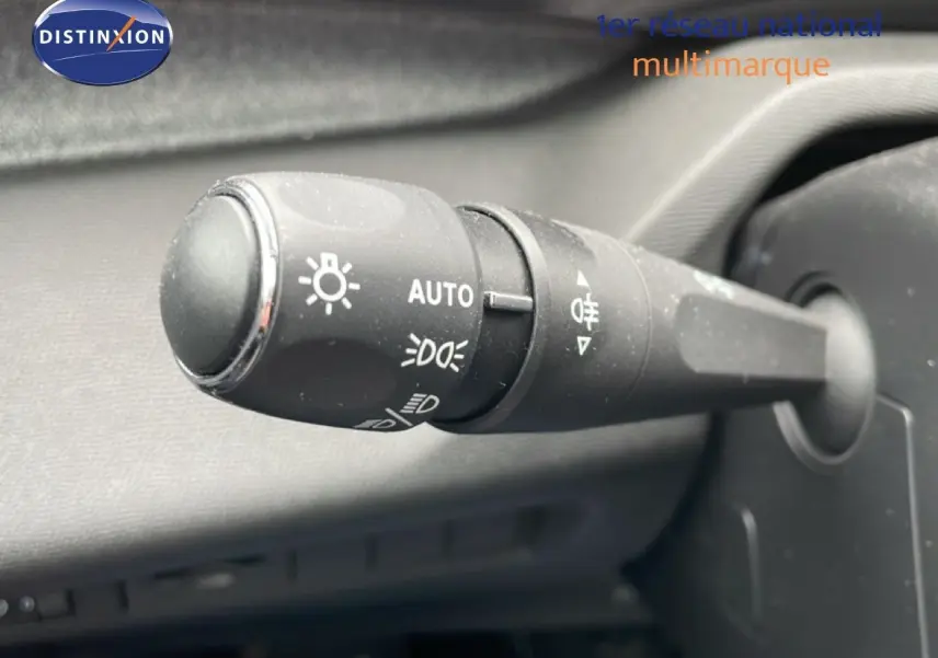 Gros plan sur la commande des phares et feux antibrouillard dans l’habitacle d’une Peugeot 408 gris selenium 2025.