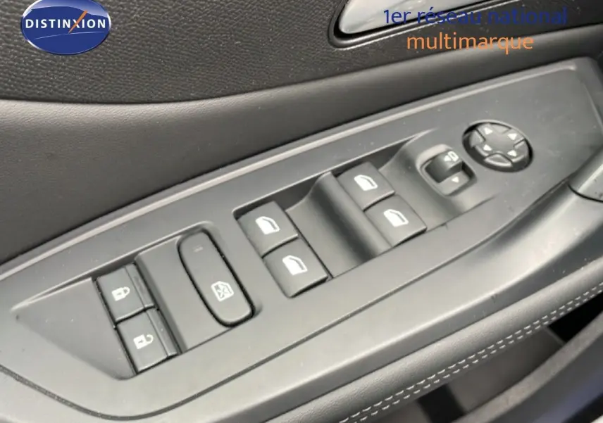 Gros plan sur les commandes des vitres et rétroviseurs côté conducteur d'une Peugeot 408 1.2 Hybrid gris Selenium.