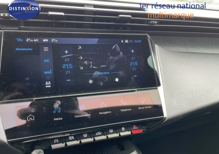 Vue rapprochée de l'écran tactile central de la Peugeot 408 gris selenium, affichant les réglages de climatisation et multimédia.