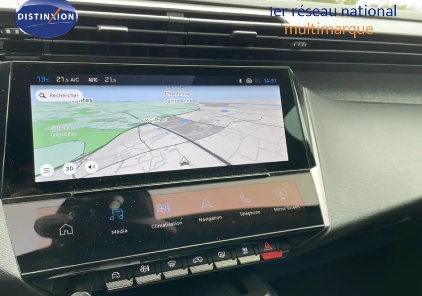 Vue rapprochée de l’écran tactile central du tableau de bord du Peugeot 408 gris sélénium, affichant la navigation.