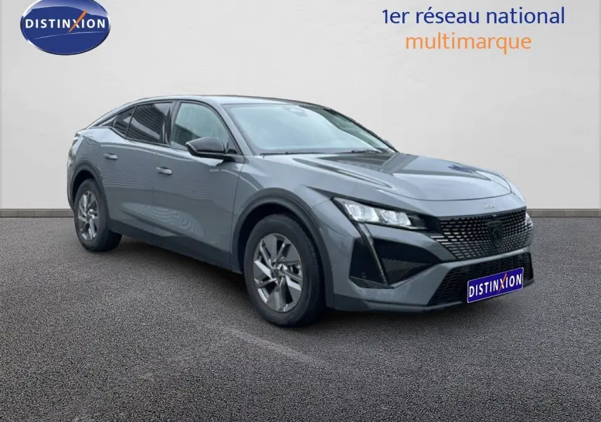 PEUGEOT 408 gris selenium métal en 3/4 avant droit, avec calandre noire et jantes alliage visibles.