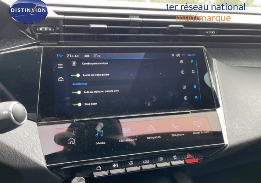 Vue rapprochée de l’écran tactile central du Peugeot 408 gris, affichant les options d’assistance à la conduite.