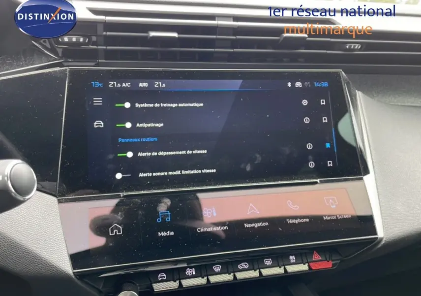Écran tactile central de la Peugeot 408 1.2 Hybrid 145ch Allure, affichant les réglages d’aide à la conduite.