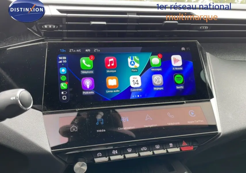 Vue rapprochée de l’écran tactile central du tableau de bord du Peugeot 408 gris Selenium, affichant Apple CarPlay.