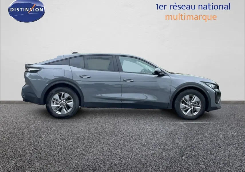 Profil droit d'une Peugeot 408 2025 gris selenium métallisé avec lignes dynamiques et jantes alliage.