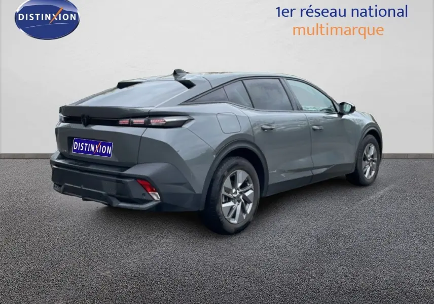 Vue 3/4 arrière droite d'une Peugeot 408 gris selenium métallisé, soulignant ses lignes modernes et ses feux arrière fins.