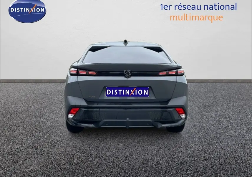 Vue arrière d'une Peugeot 408 gris selenium metal 2025 avec feux LED et logo central distinctif.