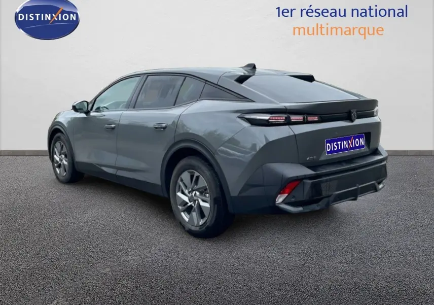 Vue 3/4 arrière droite d'une Peugeot 408 gris selenium metal 2025 avec feux arrière LED et jantes alliage.