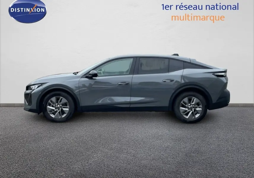 Profil droit d'une Peugeot 408 gris sélénium métal 2025, soulignant ses lignes modernes et ses jantes alliage.