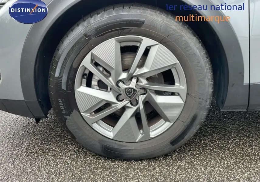 Gros plan sur la roue avant droite du Peugeot 408 gris selenium metal, mettant en valeur la jante design et le pneu Goodyear.
