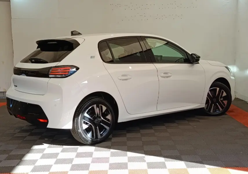 Peugeot 208 électrique blanche vue de profil droit, avec jantes noires et feux arrière LED distinctifs.