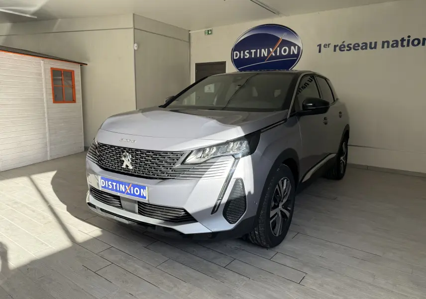 Peugeot 3008 gris Artense métal vue 3/4 avant droit dans un showroom avec logo Distinxion en arrière-plan