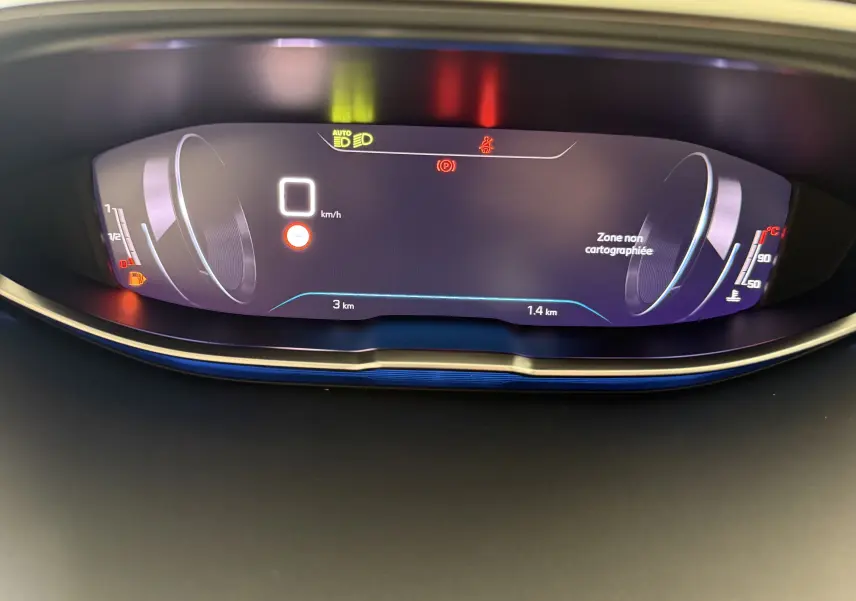 Tableau de bord numérique du Peugeot 3008 2023 affichant la vitesse à 0 km/h et une zone non cartographiée.