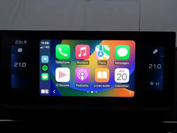 Écran tactile central du tableau de bord du Peugeot 3008 2023 affichant les applications de navigation et multimédia.