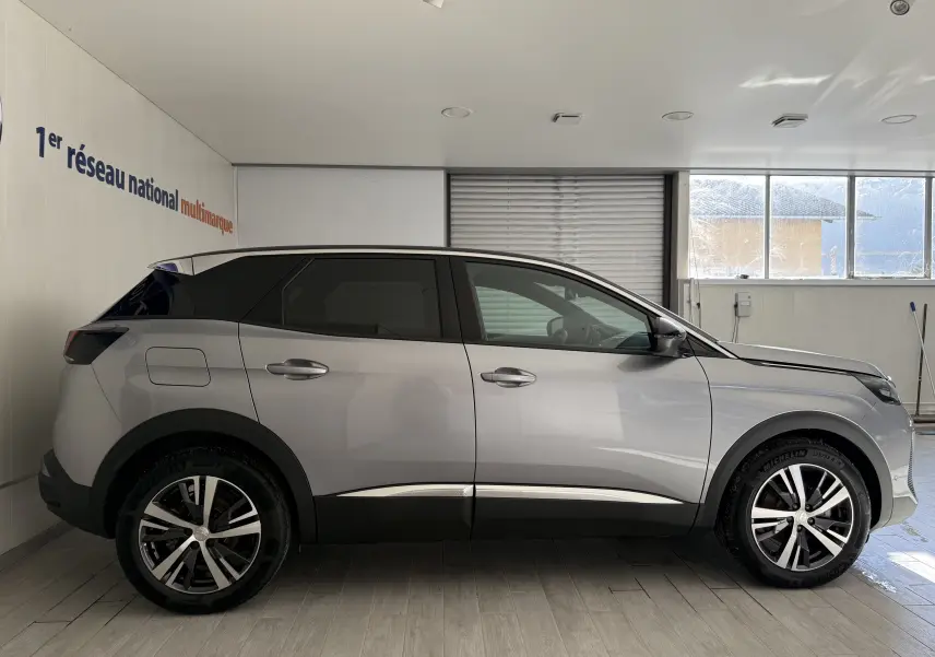 Profil côté gauche du Peugeot 3008 gris Artense Metal 2023, avec toit noir et jantes alliage bicolores.