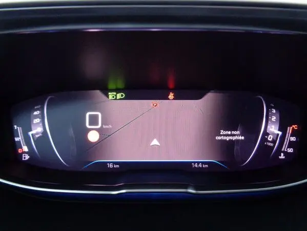 Tableau de bord numérique du Peugeot 3008 2023 affichant la vitesse à 0 km/h et une zone non cartographiée.