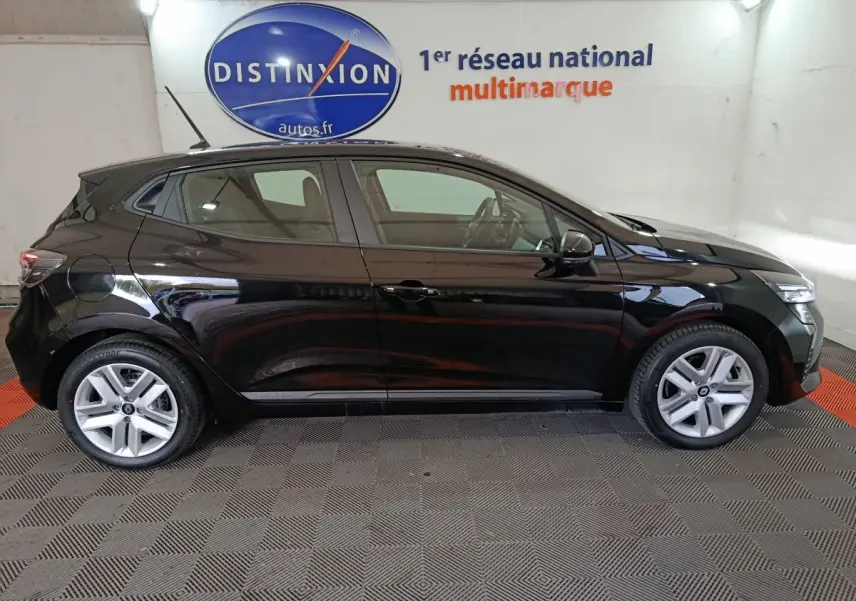 Profil côté gauche d'une Renault Clio noire 2025 Evolution Blue dCi 100, avec jantes alliage et feux LED visibles.