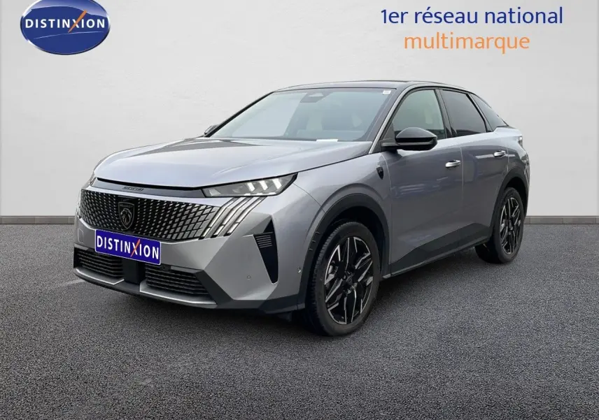 Peugeot 3008 gris Artense métal en vue 3/4 avant droit, avec calandre distinctive et jantes noires bicolores.