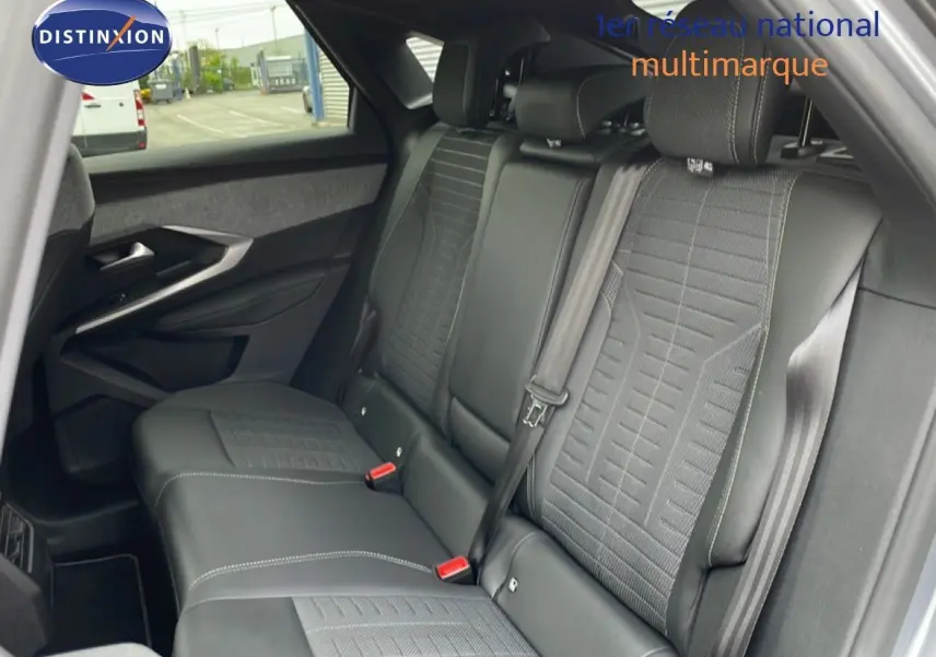 Vue intérieure arrière côté gauche du Peugeot 3008 gris Artense, montrant les sièges en cuir et tissu avec surpiqûres contrastées.