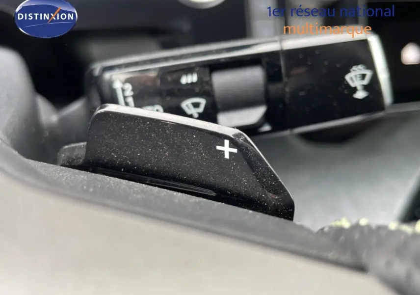 Gros plan sur la palette de changement de vitesse + du Peugeot 3008 gris Artense, intérieur noir visible en arrière-plan.