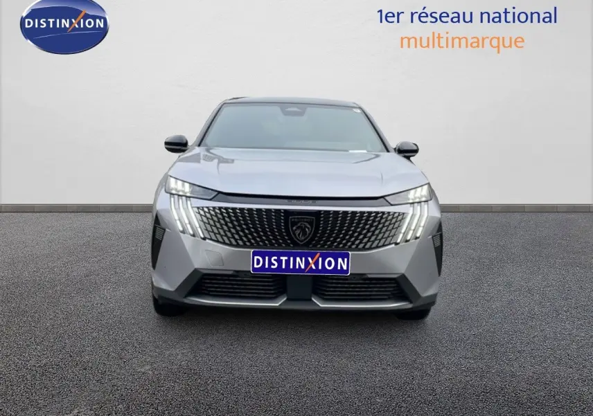 Vue frontale du Peugeot 3008 gris Artense métal 2025 avec calandre distinctive et feux LED verticaux.