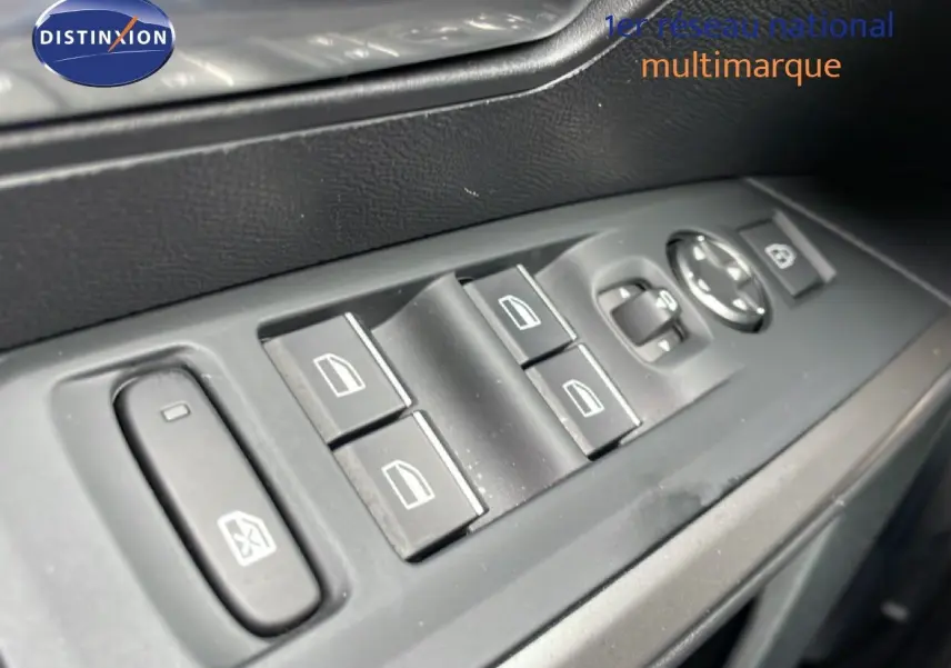 Gros plan sur les commandes de lève-vitres et rétroviseurs côté conducteur du Peugeot 3008 gris Artense 2025.