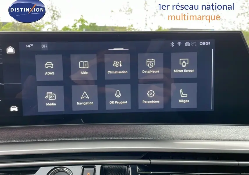 Écran tactile central du Peugeot 3008 gris Artense, affichant le menu principal des fonctions connectées et climatisation.