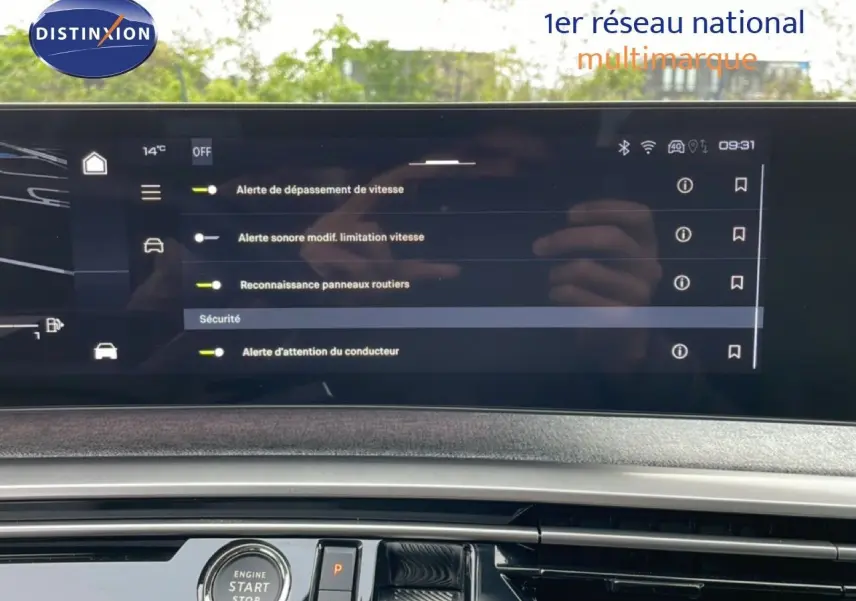 Écran tactile central affichant les alertes de sécurité dans l’habitacle du Peugeot 3008 gris Artense, vue intérieure avant.