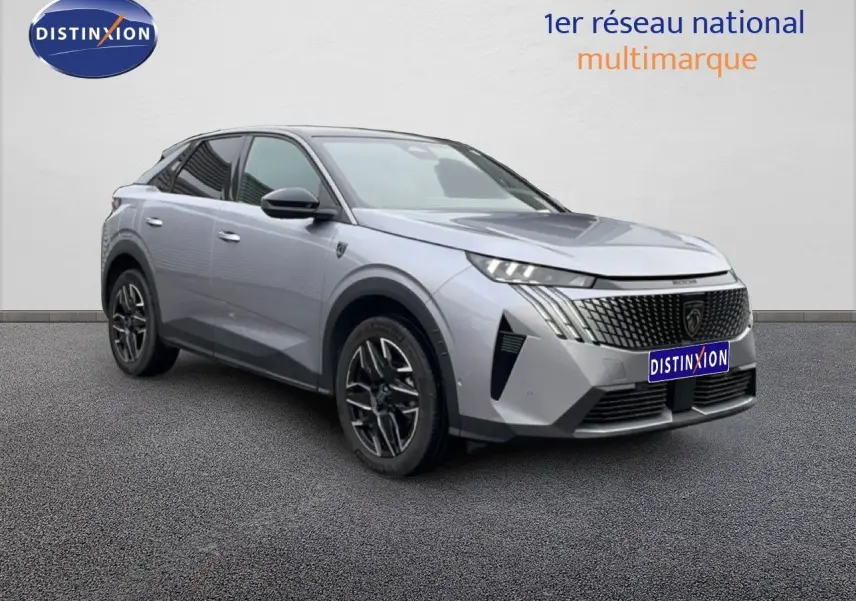 Peugeot 3008 gris Artense métal en 3/4 avant droit, avec calandre distinctive et jantes noires bicolores.