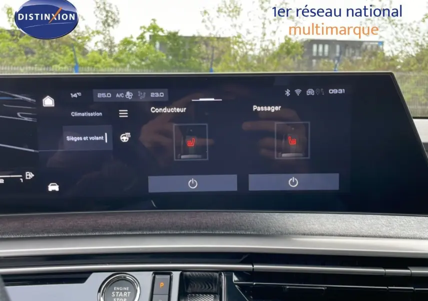 Intérieur du Peugeot 3008 2025, vue sur l'écran tactile central affichant la climatisation et les sièges chauffants.