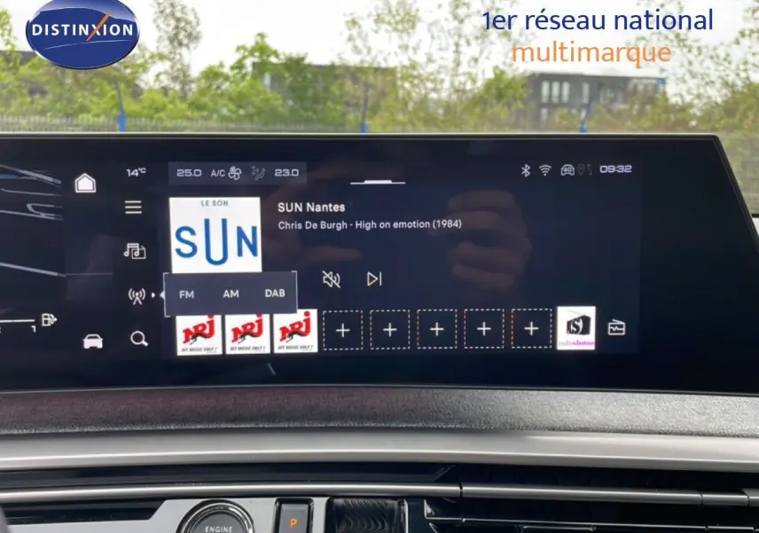 Vue intérieure du tableau de bord du Peugeot 3008 gris Artense Metal 2025, avec écran tactile multimédia affichant une radio.
