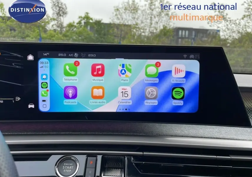 Vue intérieure du tableau de bord du Peugeot 3008 gris, avec écran tactile affichant applications connectées.