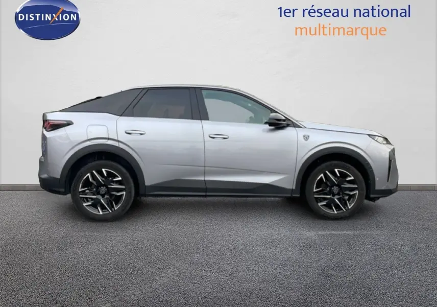 Peugeot 3008 1.2 Hybrid 145ch gris Artense métal, vue profil droit avec toit noir et jantes alliage noires.