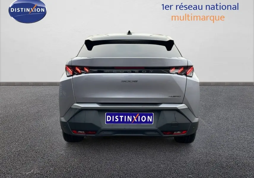 Vue arrière du Peugeot 3008 1.2 Hybrid gris Artense métallisé avec feux arrière LED distinctifs et logo central lumineux.