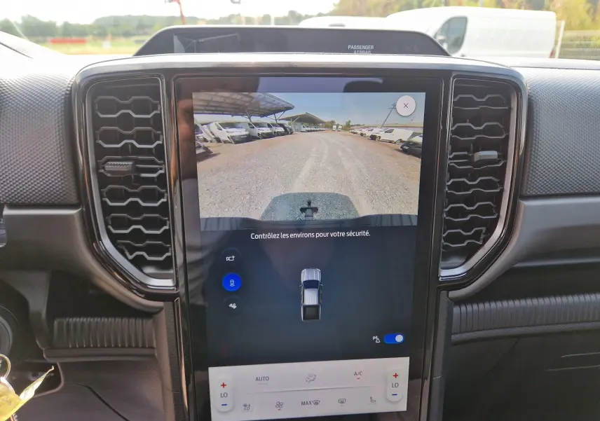 Vue intérieure centrée sur l'écran tactile 12,4'' affichant la caméra de recul du Ford Ranger Super Cabine gris carbone.