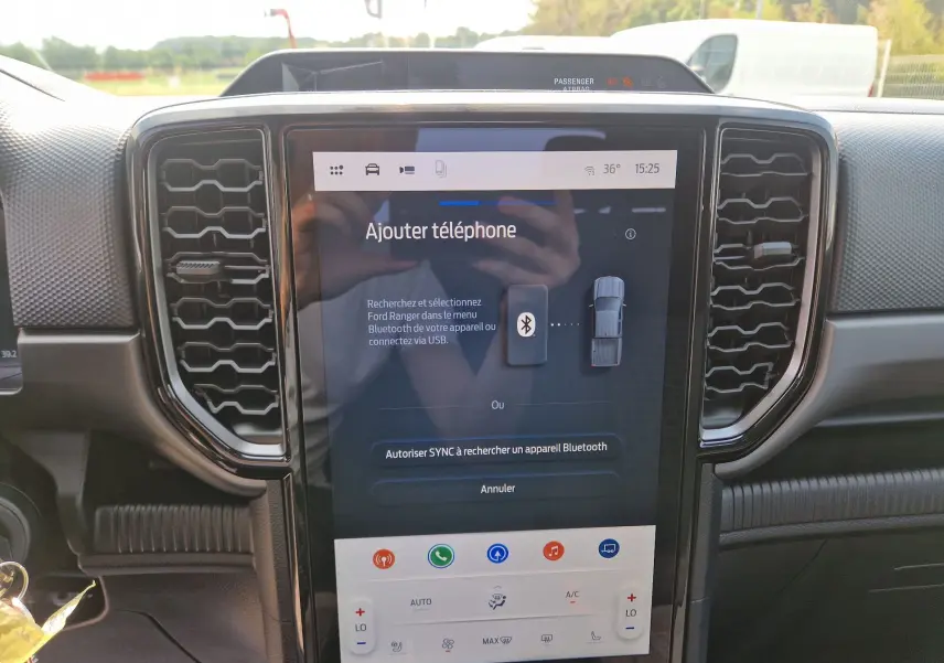 Écran tactile central 12,4'' du Ford Ranger Super Cabine 2026, affichant la connexion Bluetooth, tableau de bord noir.